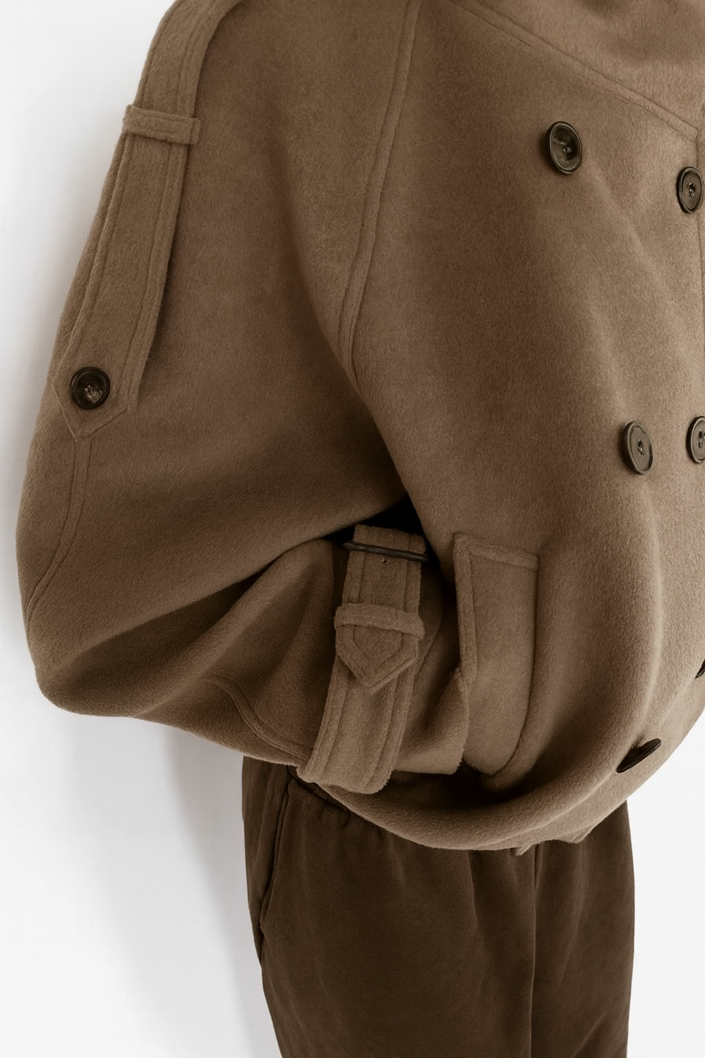 Trench con collo alto e texture