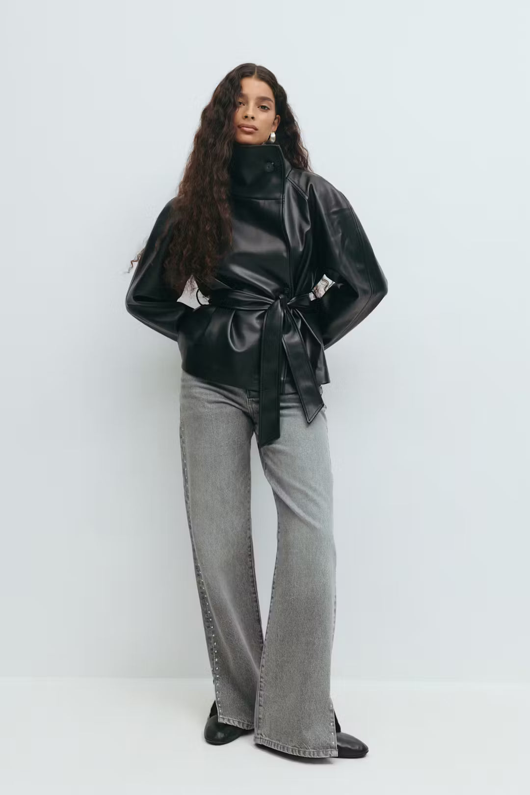 Chaqueta de cuero con cinturón corto