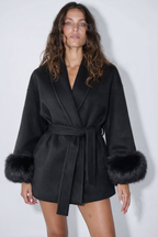 Cappotto con Cintura e Polsini in Pelliccia