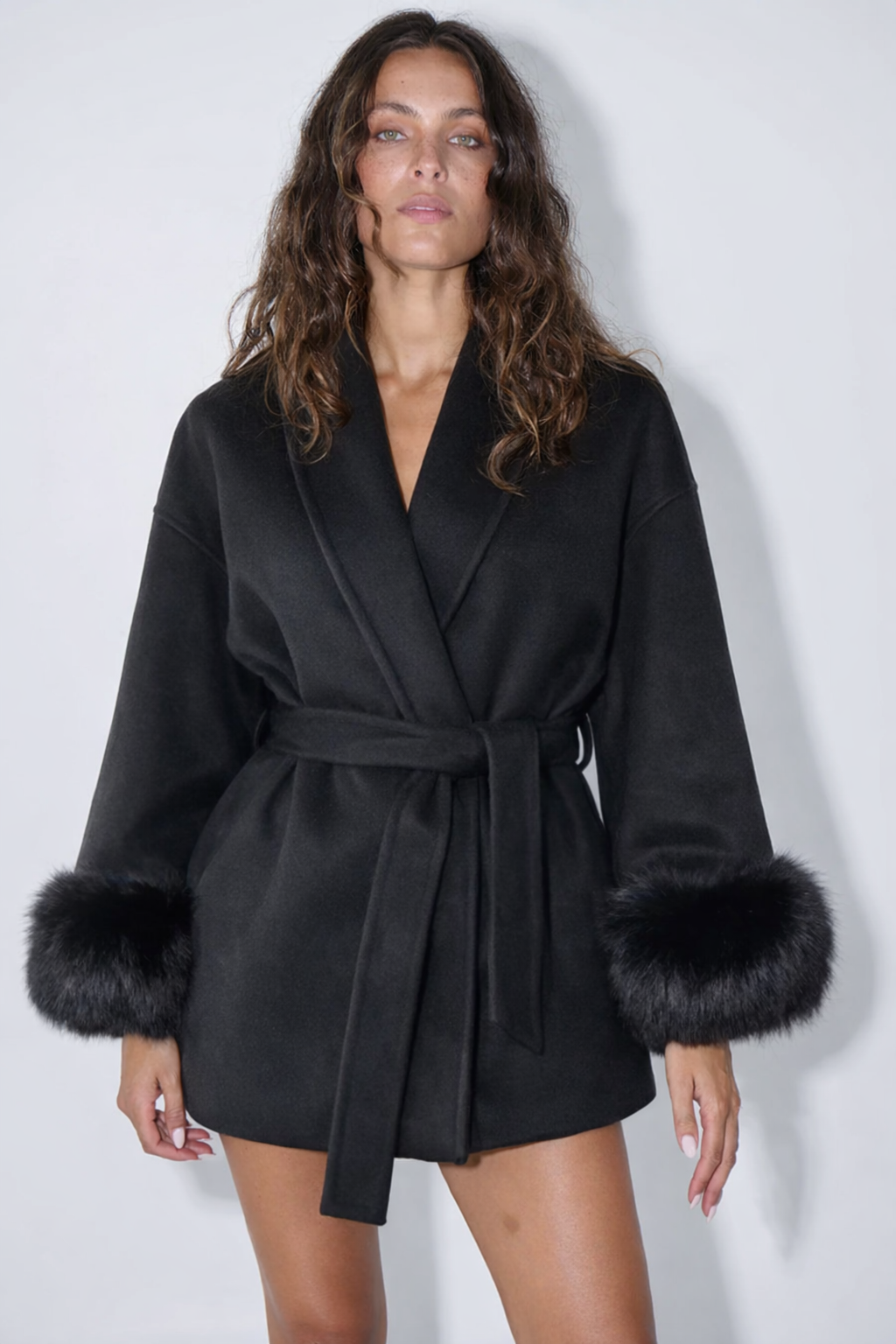 Cappotto con Cintura e Polsini in Pelliccia