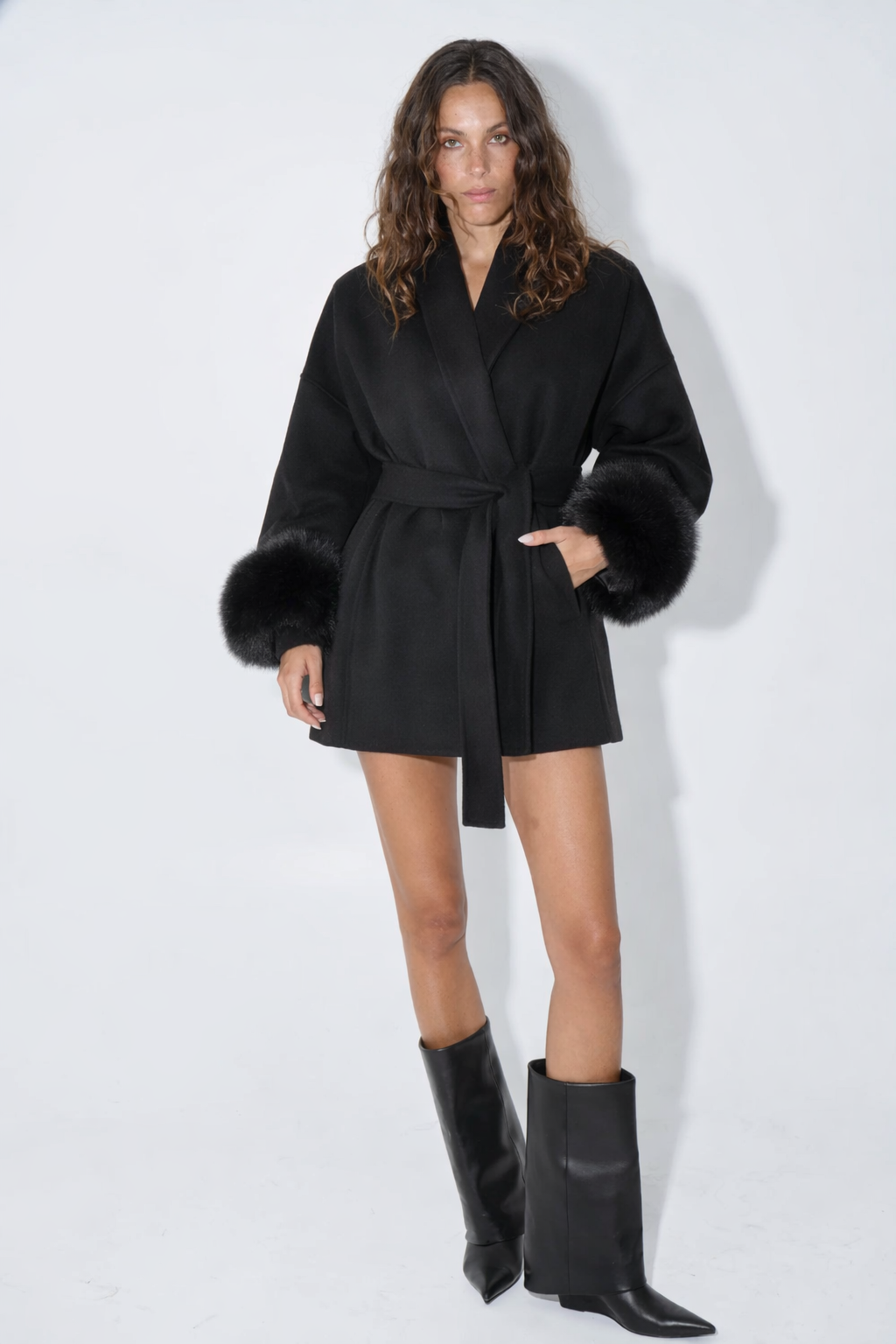 Cappotto con Cintura e Polsini in Pelliccia