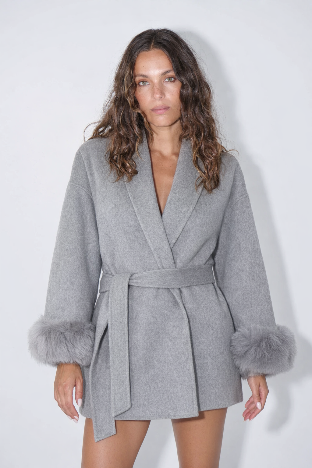 Cappotto con Cintura e Polsini in Pelliccia