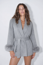 Cappotto con Cintura e Polsini in Pelliccia