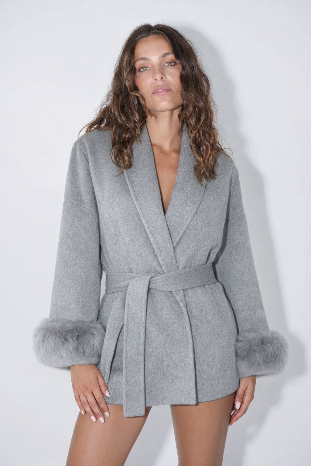 Cappotto con Cintura e Polsini in Pelliccia