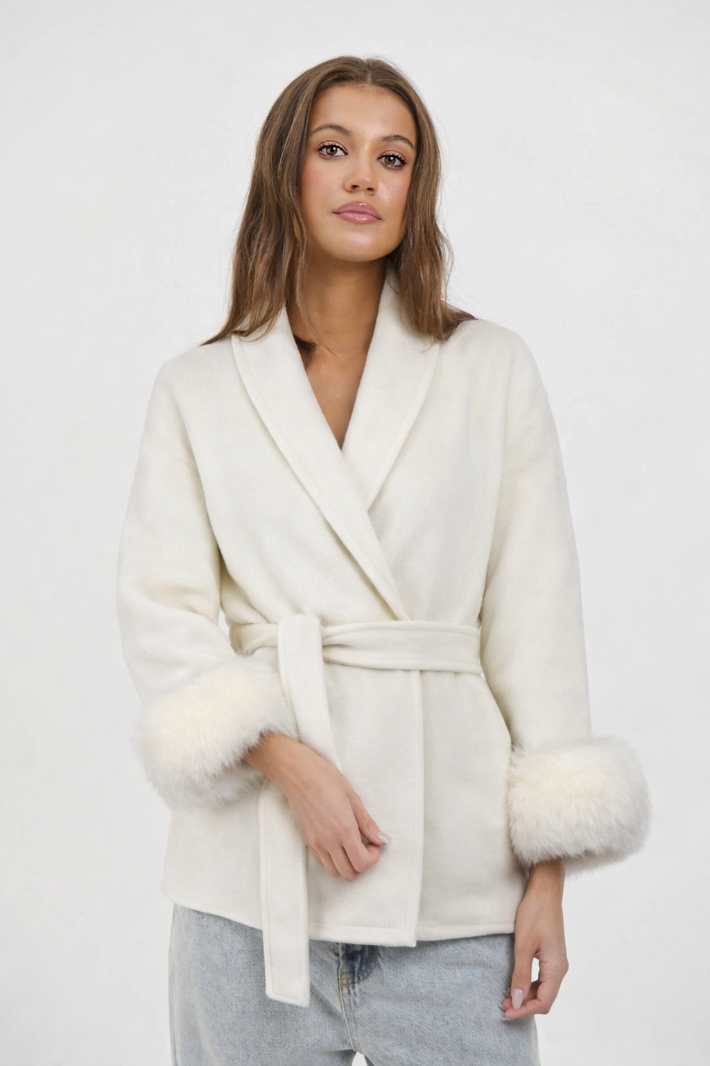 Cappotto con Cintura e Polsini in Pelliccia