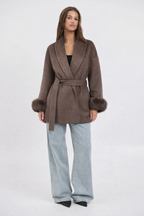 Cappotto con Cintura e Polsini in Pelliccia