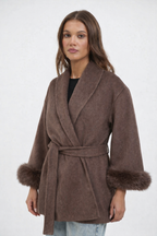 Cappotto con Cintura e Polsini in Pelliccia