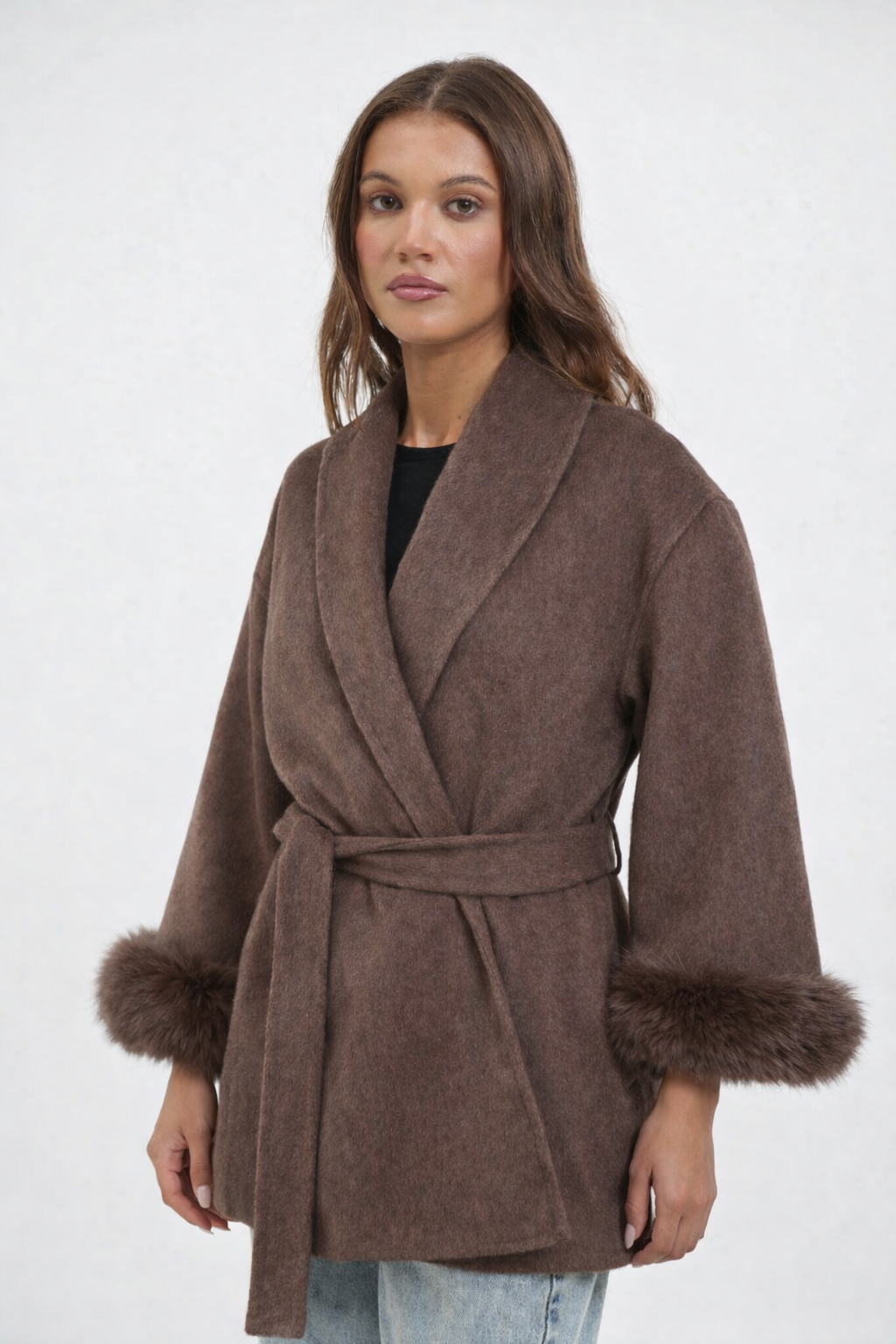 Cappotto con Cintura e Polsini in Pelliccia