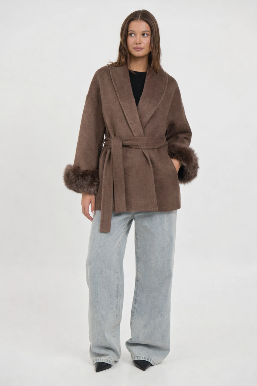 Cappotto con Cintura e Polsini in Pelliccia