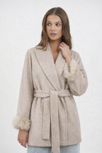 Cappotto con Cintura e Polsini in Pelliccia