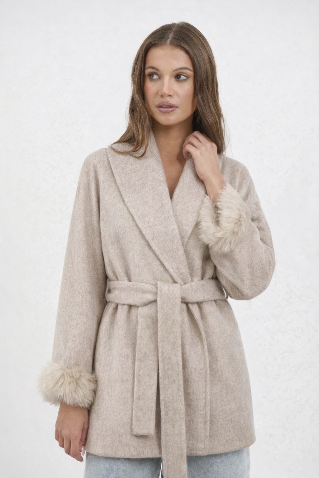 Cappotto con Cintura e Polsini in Pelliccia