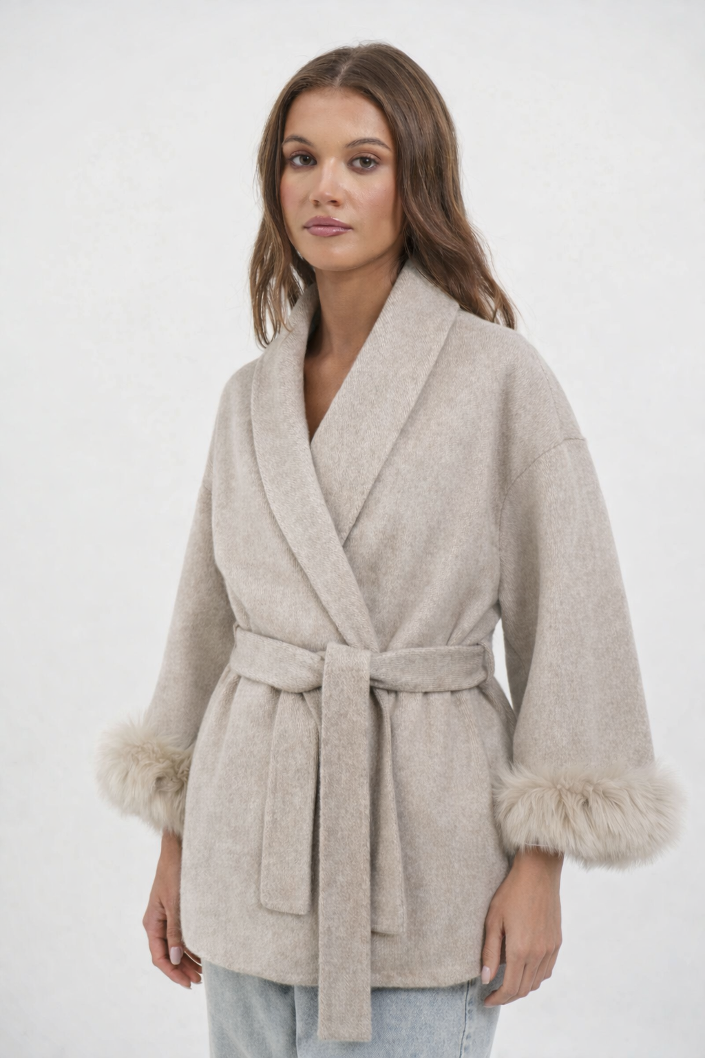 Cappotto con Cintura e Polsini in Pelliccia