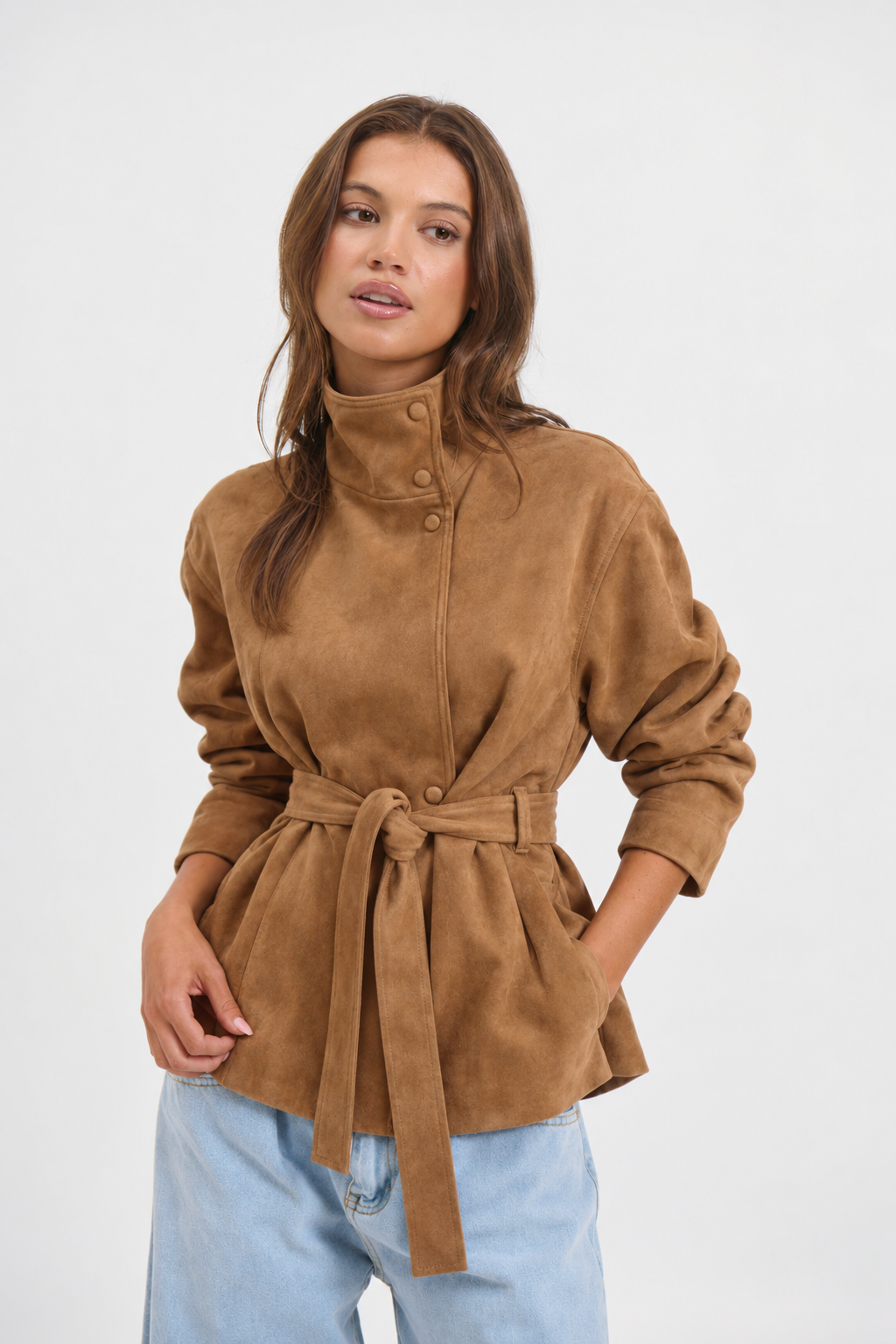 Vista laterale della Giacca Vittoria con Collo Alto e Cintura in beige, con cintura in tessuto coordinato in vita.