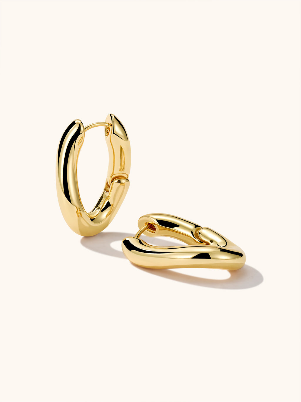 Wavy Huggie Hoop Ohrringe Gold Silber