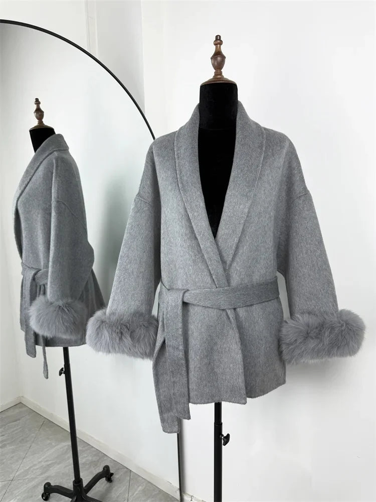 Cappotto con Cintura e Polsini in Pelliccia