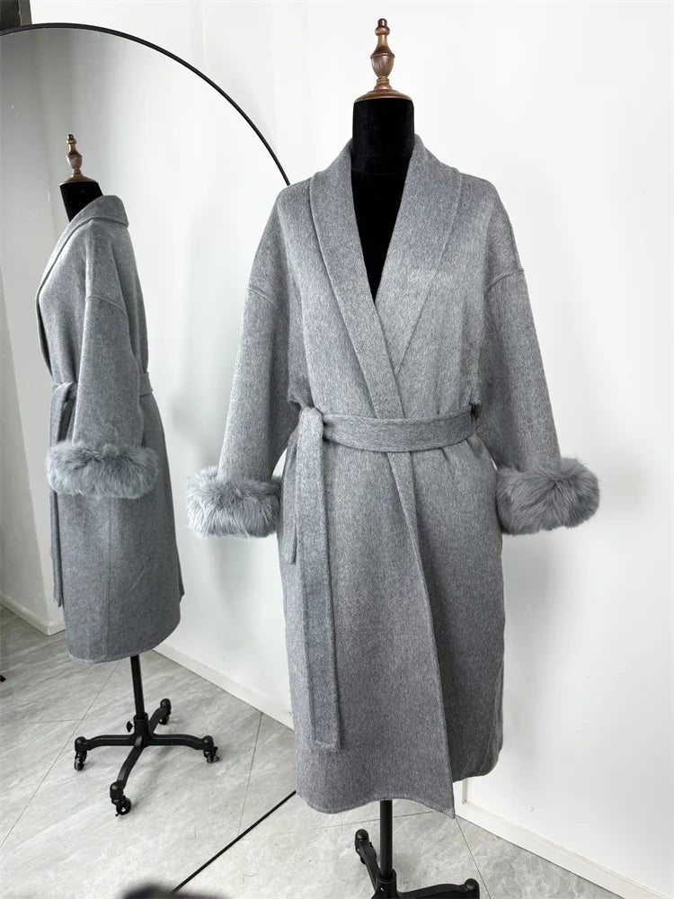 Cappotto con Cintura e Polsini in Pelliccia