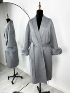 Cappotto con Cintura e Polsini in Pelliccia