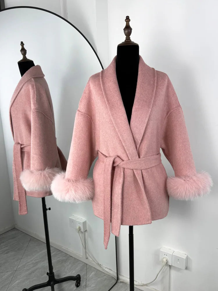 Cappotto con Cintura e Polsini in Pelliccia