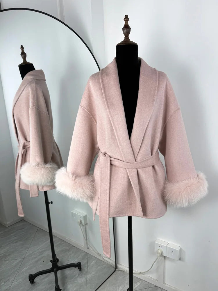 Cappotto con Cintura e Polsini in Pelliccia