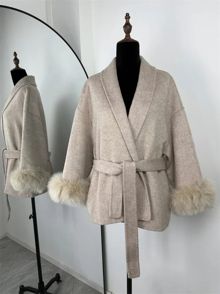 Cappotto con Cintura e Polsini in Pelliccia