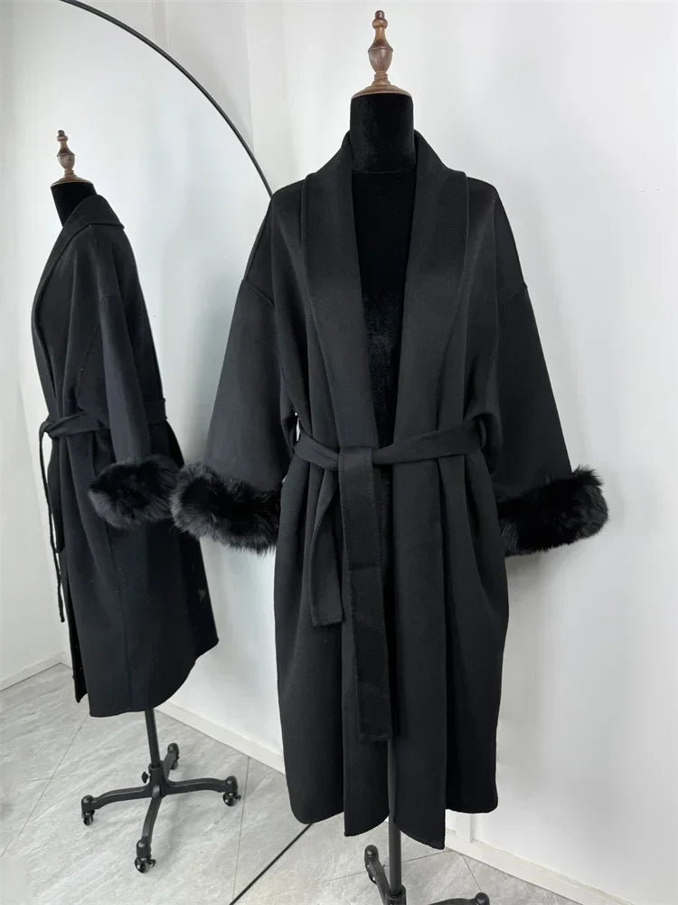 Cappotto con Cintura e Polsini in Pelliccia