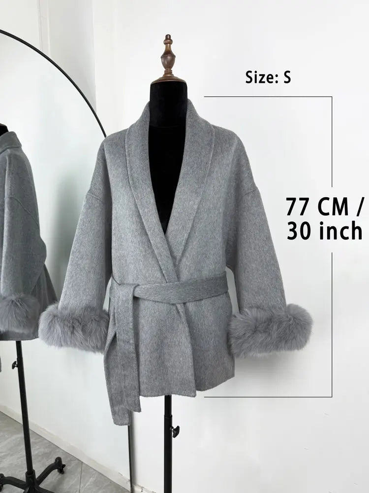 Cappotto con Cintura e Polsini in Pelliccia