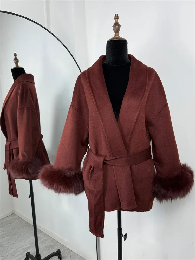Cappotto con Cintura e Polsini in Pelliccia