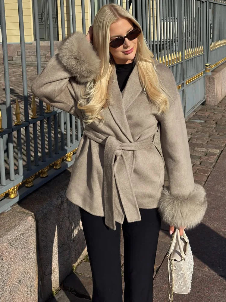 Cappotto con Cintura e Polsini in Pelliccia