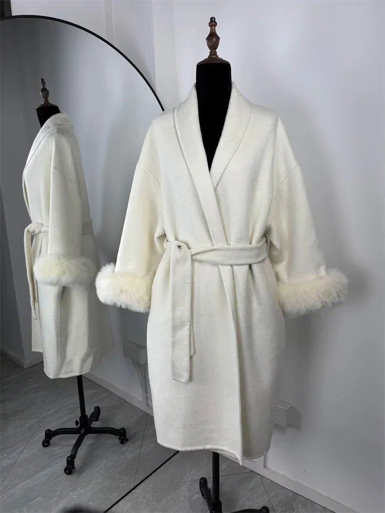 Cappotto con Cintura e Polsini in Pelliccia