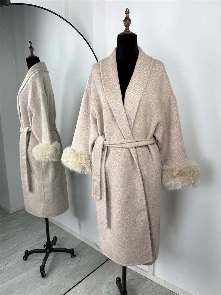 Cappotto con Cintura e Polsini in Pelliccia