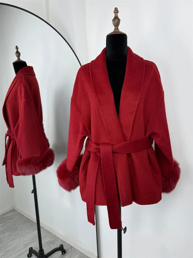 Cappotto con Cintura e Polsini in Pelliccia