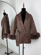 Cappotto con Cintura e Polsini in Pelliccia
