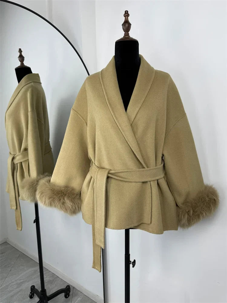 Cappotto con Cintura e Polsini in Pelliccia
