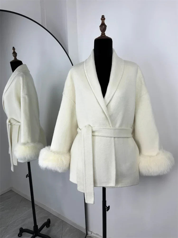 Cappotto con Cintura e Polsini in Pelliccia