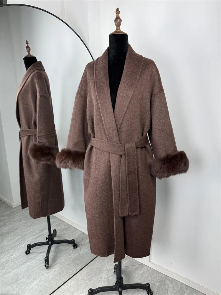 Cappotto con Cintura e Polsini in Pelliccia