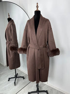 Cappotto con Cintura e Polsini in Pelliccia