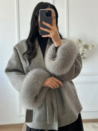 Cappotto con Cintura e Polsini in Pelliccia