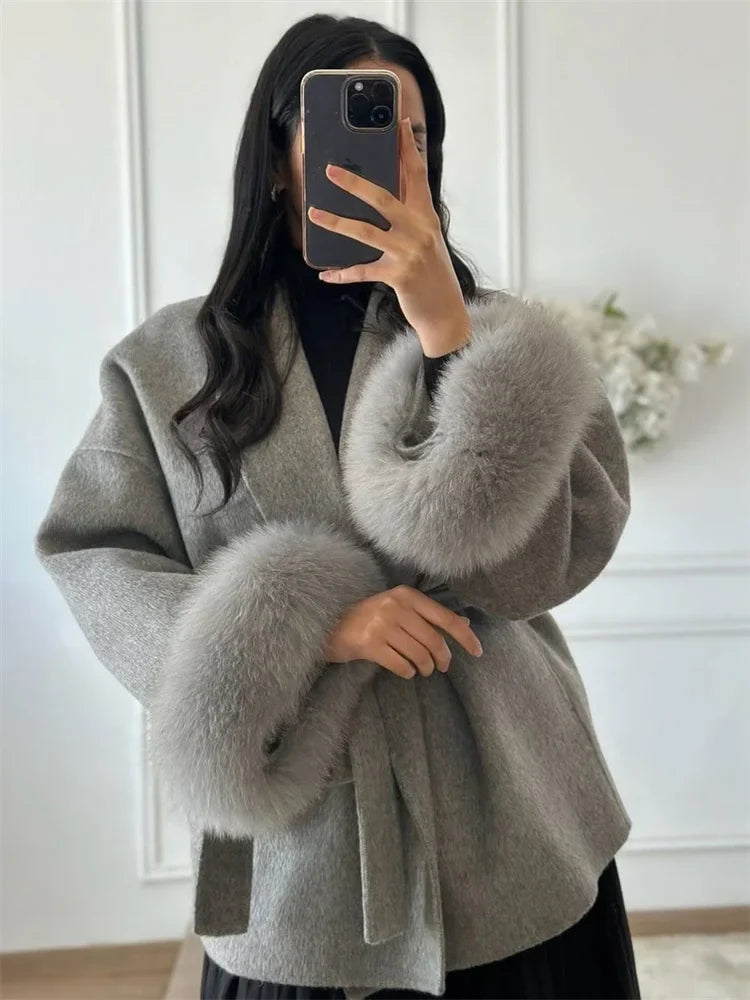 Cappotto con Cintura e Polsini in Pelliccia
