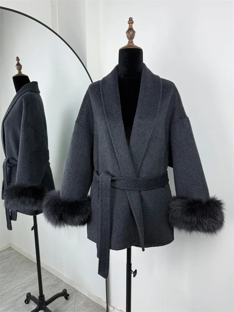 Cappotto con Cintura e Polsini in Pelliccia