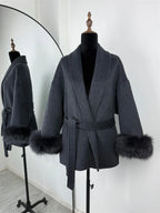 Cappotto con Cintura e Polsini in Pelliccia