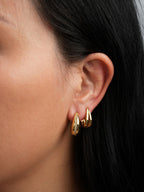 Ovale Huggie Hoops Ohrringe Gold Silber